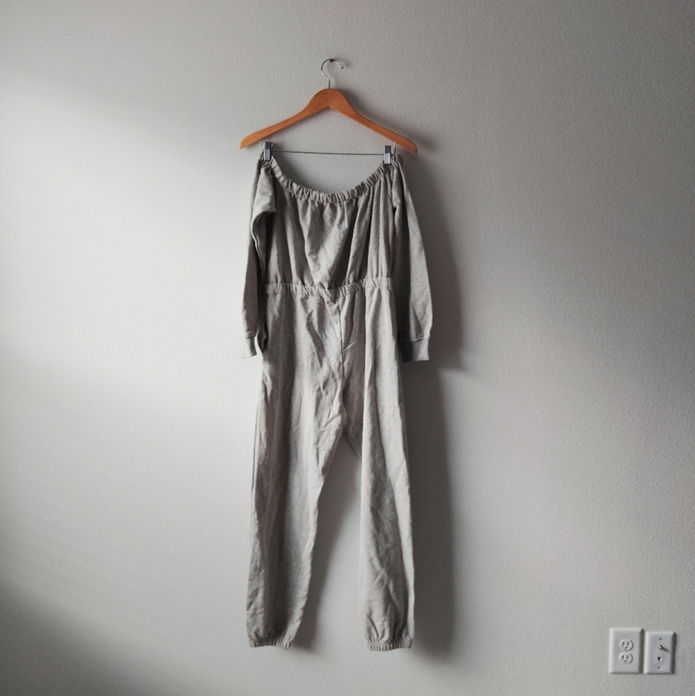 PrettyLittleThing Off The Shoulder Jumpsuit - Picture 3 of 7